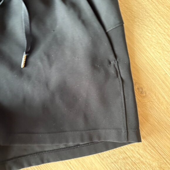 Lululemon On The Fly Short 2.5" Inseam Size 6 W7ARNS Black - Picture 4 of 6